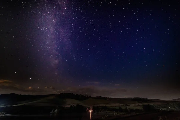 Paisagem Noturna Com Estrelas Forma Leitosa Hills Segundo Plano — Fotografia de Stock