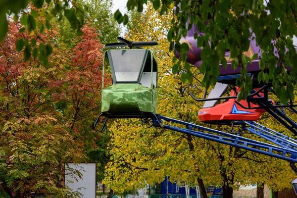 Vyjížďky Městě Park Mezi Jasným Podzimním Listím — Stock fotografie