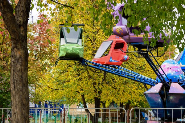 Vyjížďky Městě Park Mezi Jasným Podzimním Listím — Stock fotografie