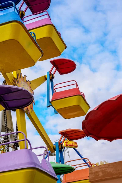 Karusell Attraktion Stadspark Utan Människor Bakgrunden Blå Himmel Med Moln — Stockfoto
