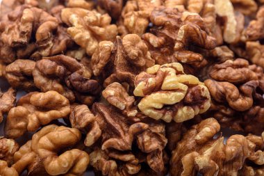 Soyulmuş ceviz çekirdekleri yakın plan, ön plana odaklan