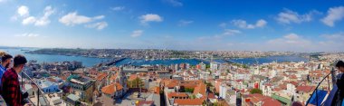 Istanbul, Türkiye - 29 Nisan 2018: Galata Kulesi Istanbul 'un panoramik manzarayı turist