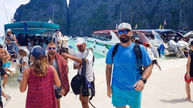 Maya Beach, Tayland, 19th Ağustos 2017: kirli ve kalabalık Maya sahil boyunca