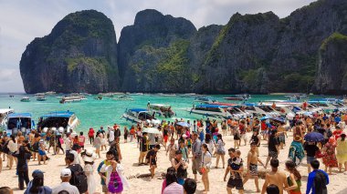 Maya Beach, Tayland, 19th Ağustos 2017: kirli ve kalabalık Maya sahil boyunca