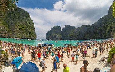 Maya Beach, Tayland, 19th Ağustos 2017: Aşırı kalabalık ve kirli Maya Beach