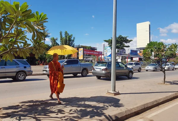 Siam Reap Kambodzsa December 2017 Buddhista Szerzetes Keresztező Úton Siam — Stock Fotó