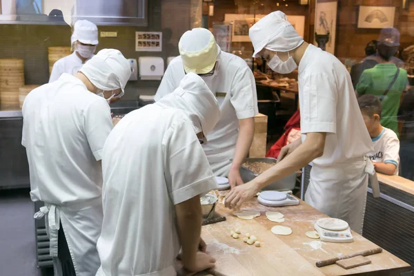 Singapore December 2017 Staff Making Traditional Chinese Pork Dumpling Soup — Stock Photo, Image