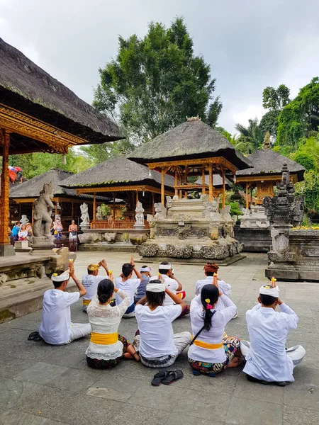 Tempio Tirta Empul Bali Indonesia Agosto 2018 Balinesi Che Pregano — Foto Stock