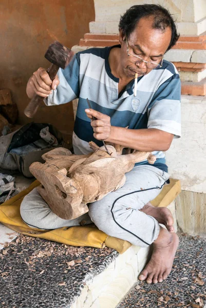 Bali Indonesia Agosto 2018 Woodcarver Nel Villaggio Mas Ubud Scultura — Foto Stock