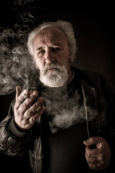 Homem Idoso Mal Humorado Fumando Cigarro Contra Fundo Escuro — Fotografia de Stock