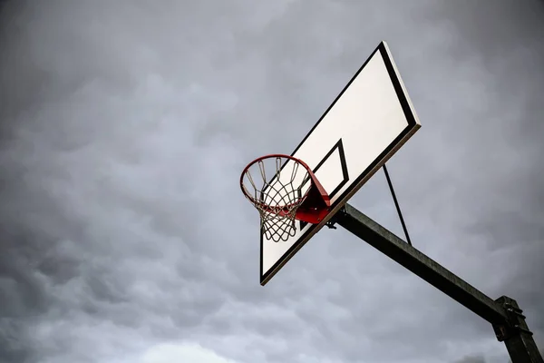 Basketbal Ráfku Deska Síť Proti Šedou Oblohou — Stock fotografie