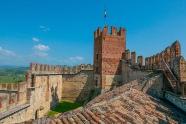 Güneşli erken yaz gününde Verona yakınındaki Soave Castle