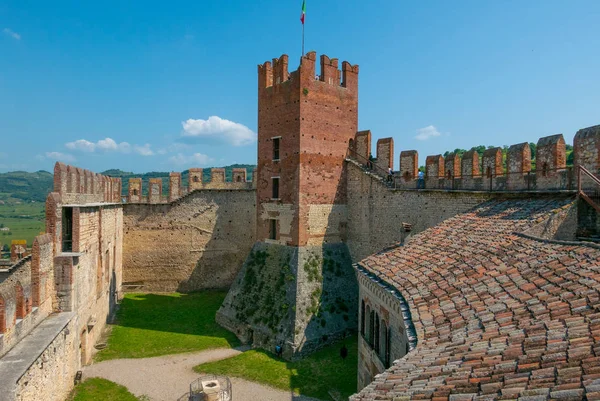 Schloss Von Soave Bei Verona Einem Sonnigen Frühsommertag — Stockfoto