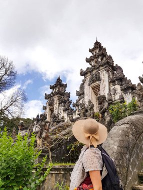 Şapka ve Lempuyang Tapınağı'nda Malaya peştemâli kadın turist