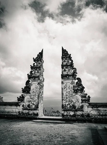 Знаменитые Балийские Ворота Храме Лемпуян Вид Сбоку — стоковое фото