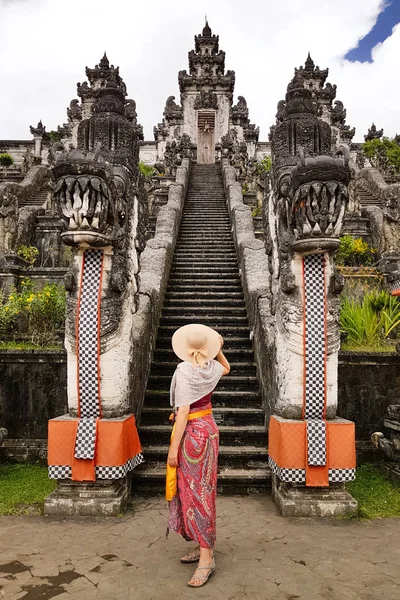 Kvinnlig Turist Med Hatt Och Sarong Lempuyang Temple — Stockfoto