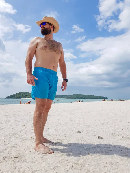 Homem Com Barba Chapéu Óculos Praia Tropical — Fotografia de Stock