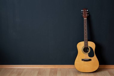 Boş odada akustik gitar