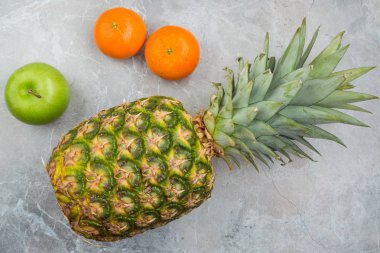 Ananas, mandalina ve elma