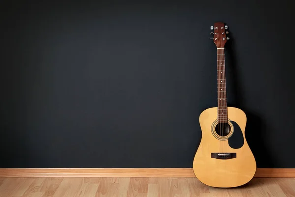 Guitarra acústica en habitación vacía — Foto de Stock