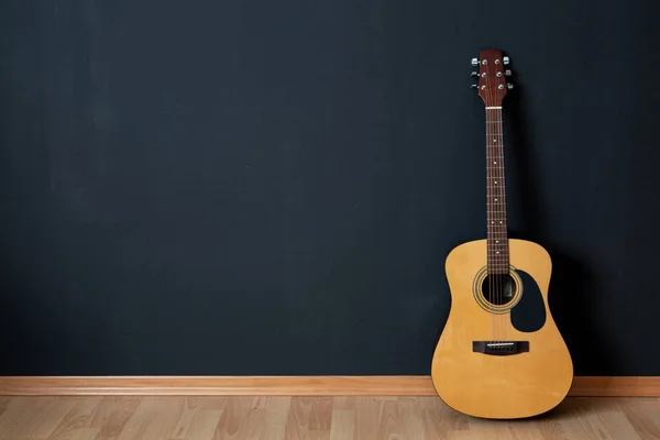 빈 방에 어쿠스틱 기타 — 스톡 사진