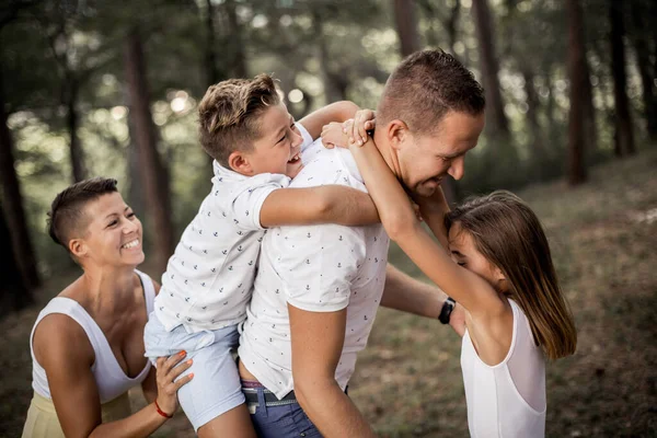 Mother Teenage Daughter Brother Father Having Fun — Stock Photo, Image