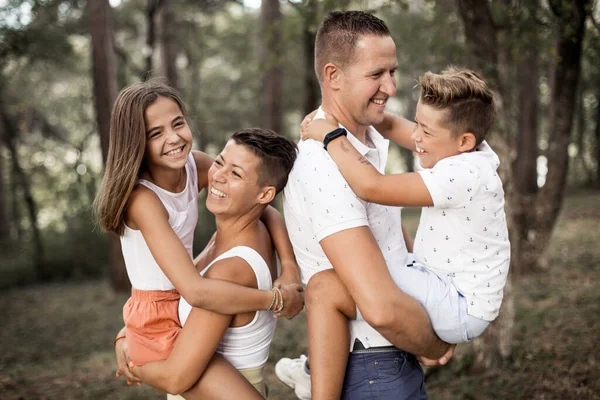 Mãe Filha Adolescente Irmão Pai Divertindo — Fotografia de Stock