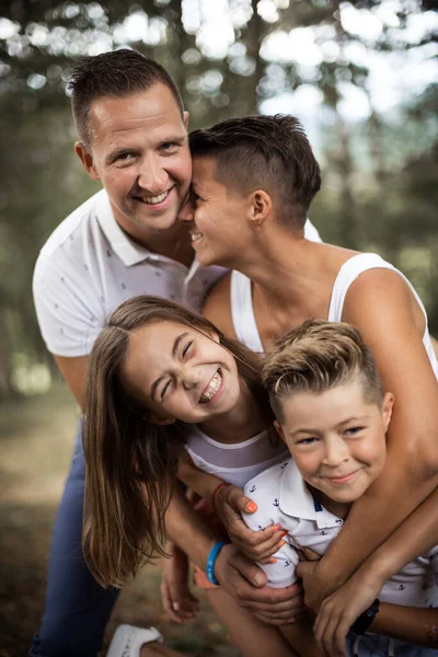 Mother Teenage Daughter Brother Father Having Fun — Stock Photo, Image