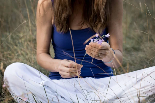 Primer Plano Las Manos Femeninas Suavemente Celebración Flor Frágil Salvaje — Foto de Stock