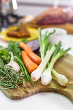 Taze soğan, havuç, sarımsak, maydanoz ve biberiyenin yakın çekimi..