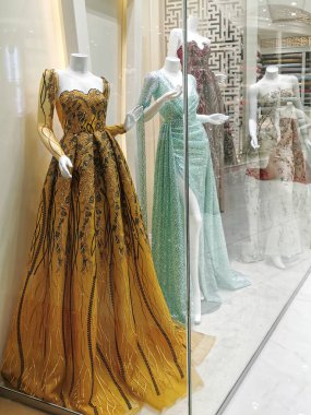 AL KHOBAR, SAUDI ARABIA 5 Şubat 2021 - El Venicia Alışveriş Merkezi 'nin vitrininde çeşitli renklerde şık elbiselerin editörel görüntüsü sergilendi.