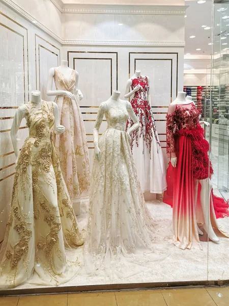 AL KHOBAR, SAUDI ARABIA 5 Şubat 2021 - Al Venicia AVM 'deki bir moda mağazasının vitrininde gösterilen zarif elbiselerin editörel görüntüsü.