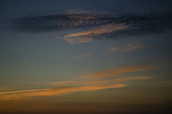 夕暮れ時のドラマチックなカラフルな雲 イエローストライプ ネイビーブルーリップル — ストック写真