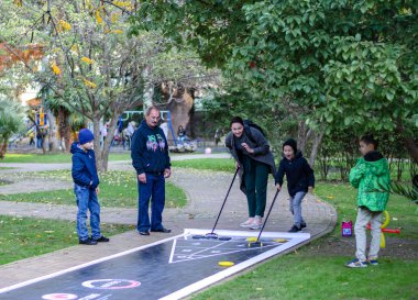 Sochi. Rusya - 24 Kasım 2018: vatandaşlar oyunda açık havada Sochi şehir günü kutlama