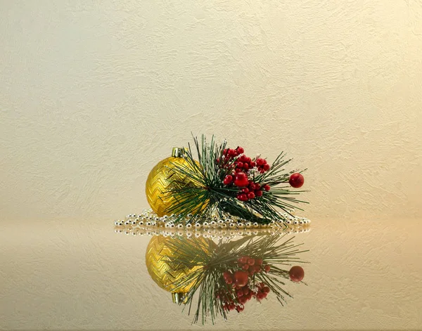 Χρυσή Χριστουγεννιάτικη Μπάλα Μοτίβο Ένα Κλαδί Έλατου Μούρα Αστραφτερές Χάντρες — Φωτογραφία Αρχείου