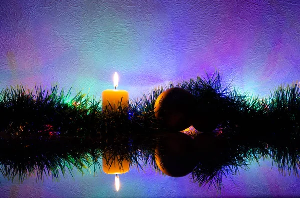 Composición Con Una Vela Encendida Oscuridad Luces Multicolores Una Guirnalda — Foto de Stock