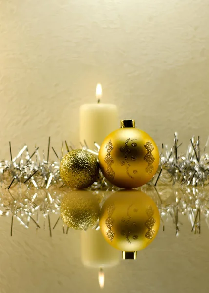 Christmas Gyllene Bollar Vitt Brinnande Ljus Silver Fluffig Glitter Silverfärgad — Stockfoto