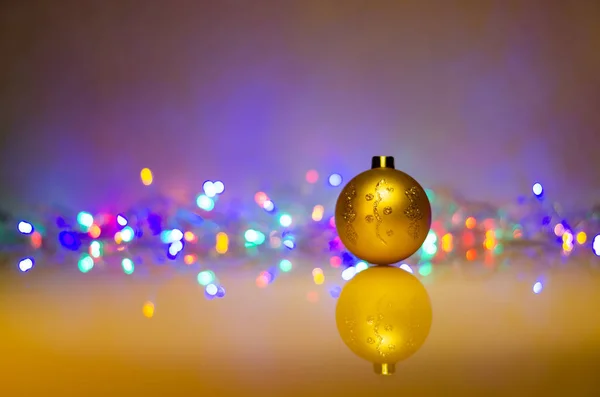 Boule Noël Dorée Lumières Une Guirlande Avec Fond Flou Bokeh — Photo