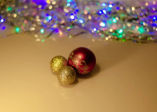 Boules Noël Sur Une Surface Verre Avec Reflet Tiré Haut — Photo