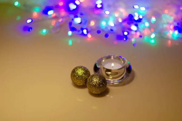 Christmas Gyllene Bollar Och Ett Brinnande Ljus Kristall Ljusstake Ett — Stockfoto