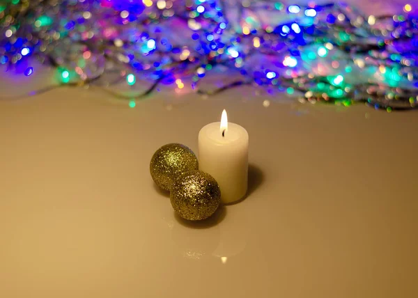 Gyllene Jul Bollar Och Ett Brinnande Ljus Fritt Utrymme Festlig — Stockfoto