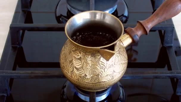 Boiling coffee in a coffee maker — Stock Video