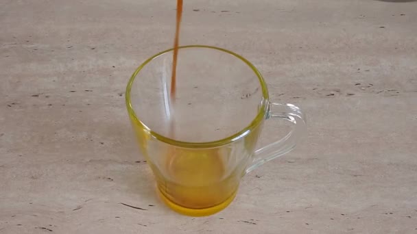 Кофе наливают в чашку — стоковое видео