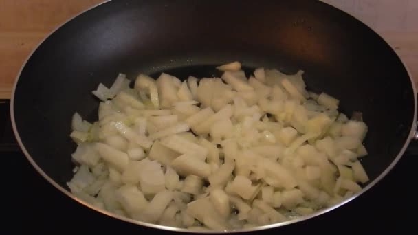 Цибулю смажать на сковороді — стокове відео