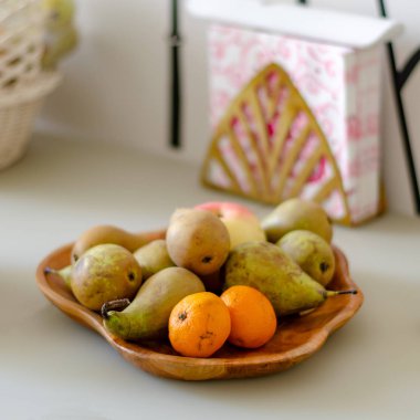 Zavallı bir masada ahşap meyve tepsisi