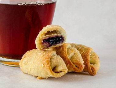 Bir fincan çay arka planda Kruvasan