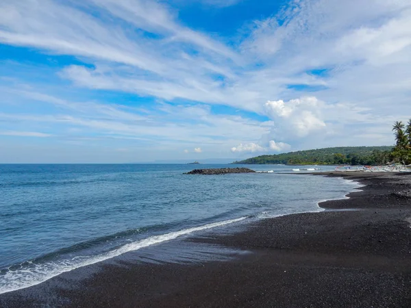 Černá mořská pláž na Bali — Stock fotografie