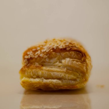 Susam ile yakın çekim puf çörek