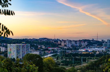 Soçi. Rusya - 31 Ekim 2018: Tatil beldesi üzerinde şafak