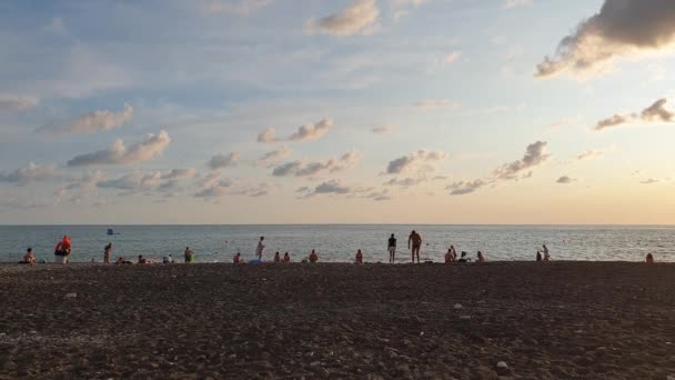 Denizde gün batımında çakıl plaj — Stok video